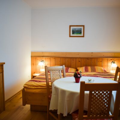 Schlafraum mit Doppelbett und Sitzgruppe